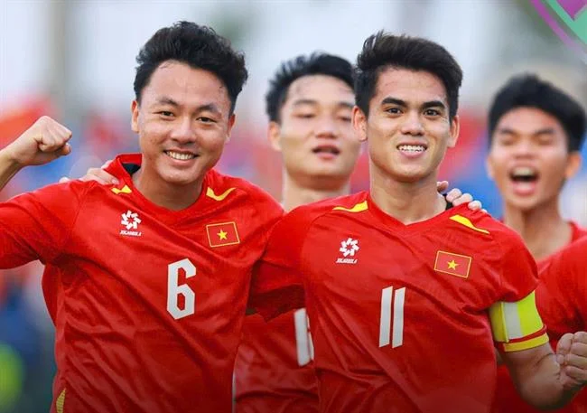 Hình ảnh minh họa sự đa dạng của các trò chơi xổ số trực tuyến và cá cược, bao gồm dagac3 xổ số, sòng bạc, thể thao, bắn cá và máy đánh bạc, với giao diện hấp dẫn và màu sắc tươi sáng, thể hiện sự phong phú của nền tảng.